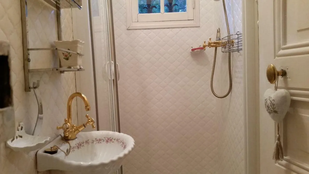 Bed and Breakfast La Douce Heure Mougins 0*,  Francja